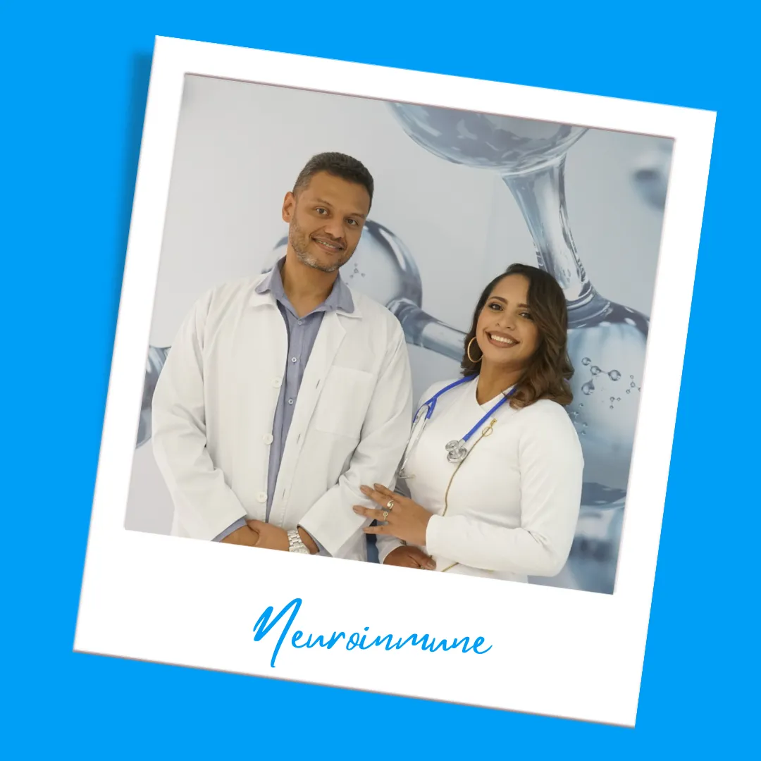 Fotografía tipo polaroid del equipo fundador de Neuroinmune con bata blanca sobre fondo azul