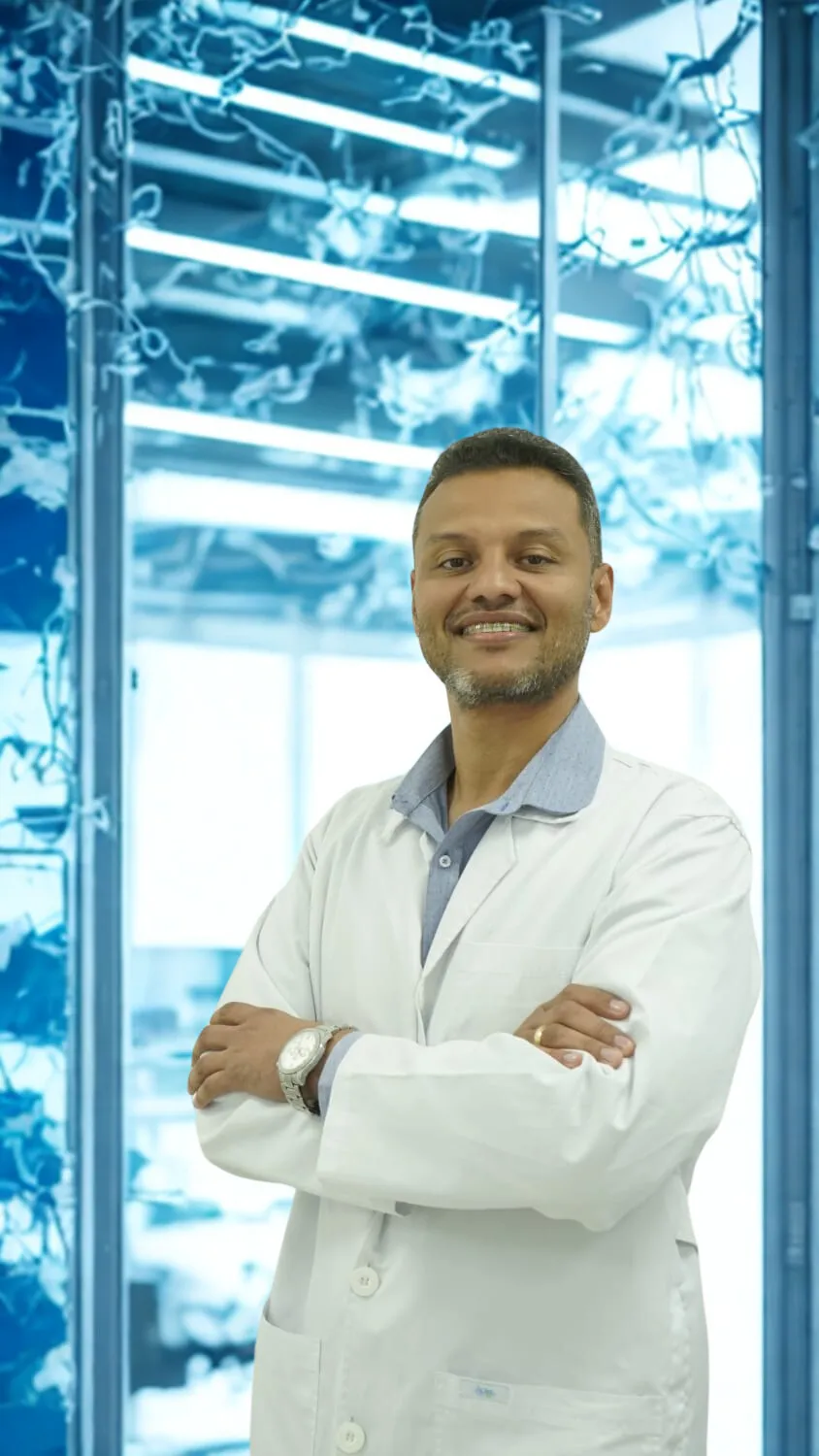 Eduardo Adrián Jaramillo, CEO de Neuroinmune, con bata blanca en un entorno de laboratorio