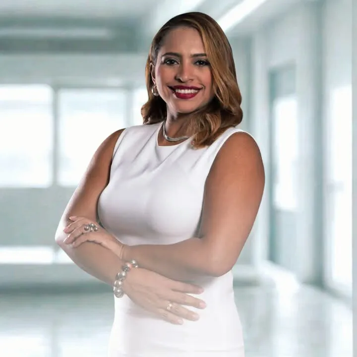 Juana Bustillo Arias, Directora Científica de Neuroinmune, retratada en un pasillo clínico